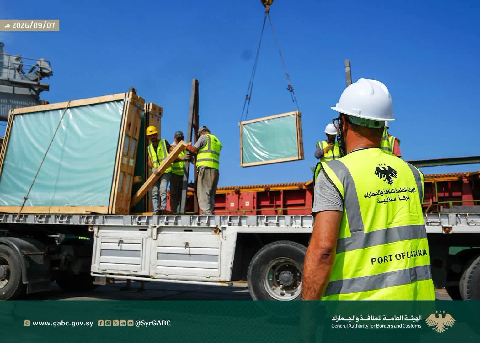 مرفأ اللاذقية يستقبل شحنة من ألواح الزجاج بعد انقطاع لأكثر من 10 سنوات