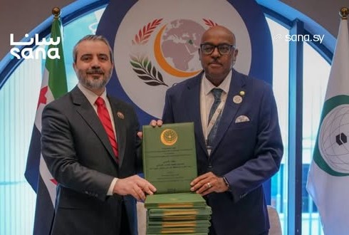 وزير الخارجية والمغتربين أسعد حسن الشيباني يوقع مع الأمين العام المساعد ‏للشؤون الإنسانية والثقافية والاجتماعية في الأمانة العامة لمنظمة التعاون الإسلامي