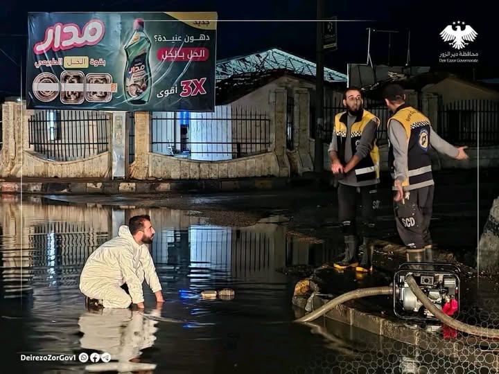 الدفاع المدني ينفذ أعمال استجابة ميدانية خلال الهطولات المطرية بدير الزور